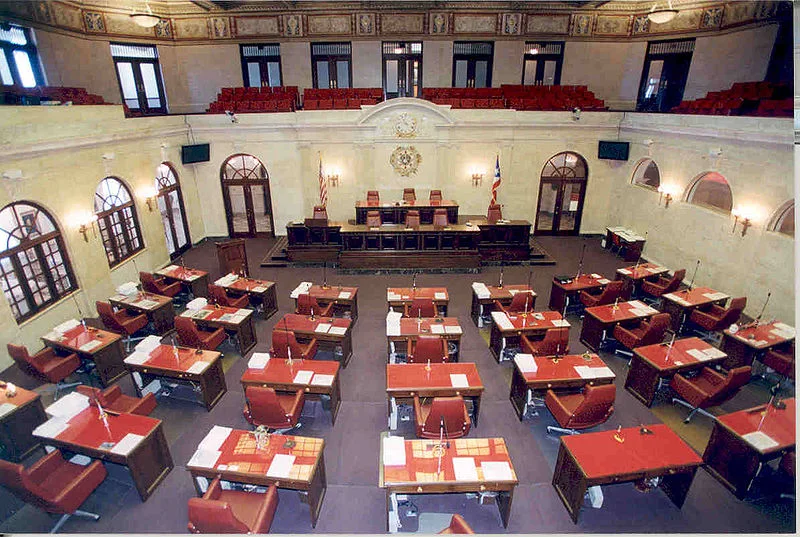 Vista amplia del hemiciclo del Senado de Puerto Rico desde la galería