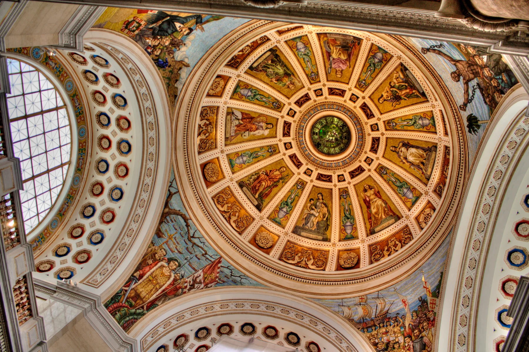 Mosaicos y cúpula de la rotonda central del Capitolio de Puerto Rico